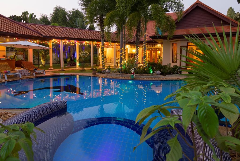 Relaxing Palm Pool Villa And Tropical Garden Bang Lamung Exterior photo